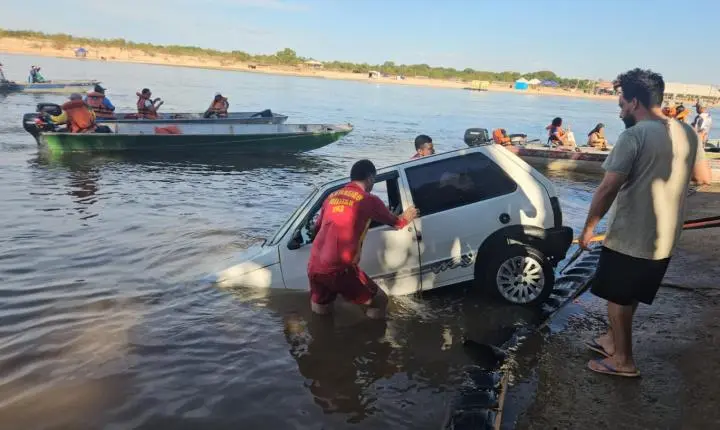 Carro cai no Rio Araguaia e é retirado com a ajuda de bombeiros em Cocalinho