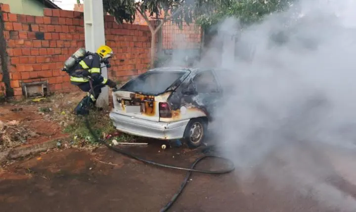 Carro fica totalmente destruído pelas chamas após incêndio em Formosa 