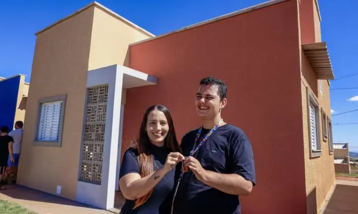 Daniel Vilela entrega 36 casas em Santa Rita do Novo Destino