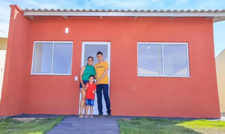 Daniel Vilela entrega as chaves de 75 casas a famílias em Três Ranchos e Ouvidor