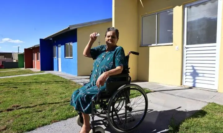 Daniel Vilela entrega as chaves de 75 casas a famílias em Três Ranchos e Ouvidor