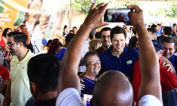 Daniel Vilela entrega as chaves de 75 casas a famílias em Três Ranchos e Ouvidor