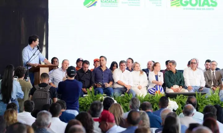 Daniel Vilela entrega R$ 108 milhões em veículos e equipamentos para 156 municípios