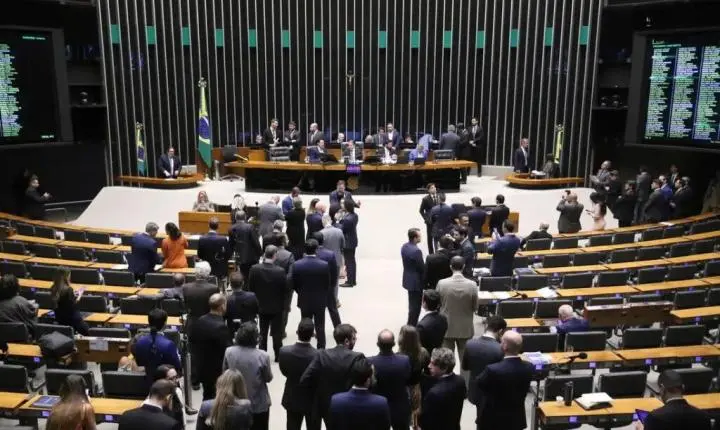 Em ano eleitoral, deputados federais goianos destinam mais da metade da cota parlamentar para divulgação do mandato