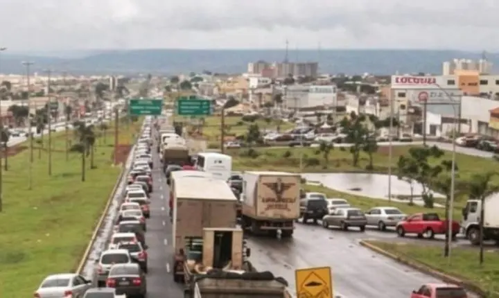 Falta de retornos vira dor de cabeça no trânsito de Valparaíso de Goiás