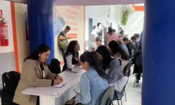 Feira de Empregabilidade reúne centenas de candidatos que buscam vagas no mercado de trabalho em Valparaíso.