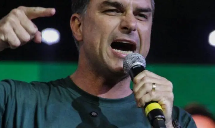 Flávio Bolsonaro diz cumprir papel de Lula nos EUA e que adiou retorno por reuniões sobre tarifaço