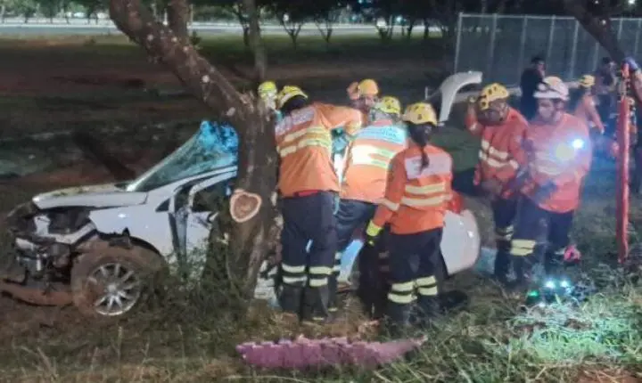 Homem morre em grave acidente na EPIG; duas crianças são socorridas