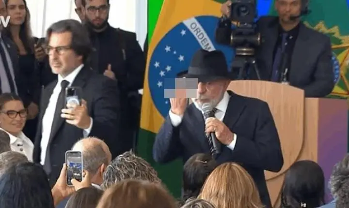 Lula mostra dedo do meio durante discurso no Palácio do Planalto: ‘Aqui para eles’