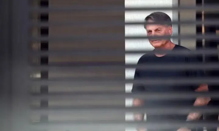 Moraes mantém Bolsonaro em domiciliar, mas proíbe visitas e manifestos políticos e eleitorais