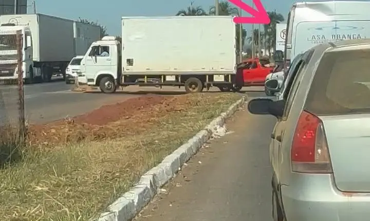 Motorista de caminhão Faz Gato, Ignora sinalização e causa engarrafamento em Retorno improvisado