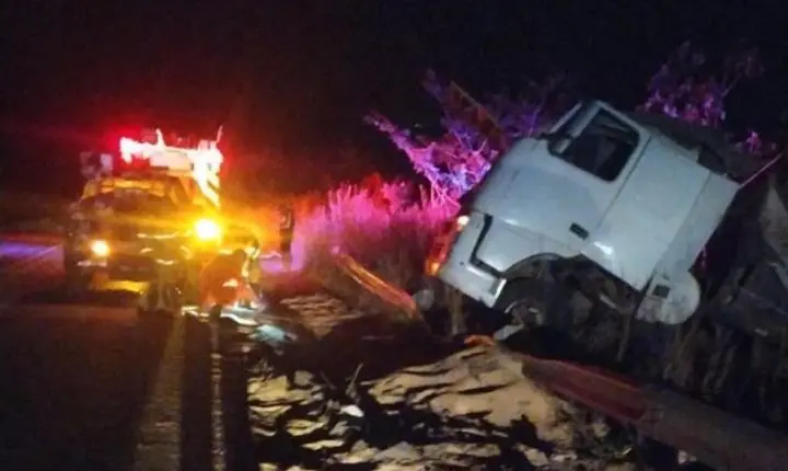 Motorista perde controle de carreta e sai de pista na br 040  