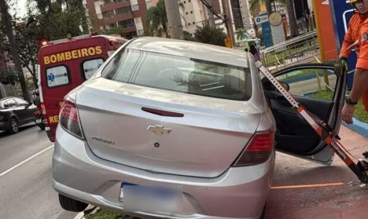 Motorista sofre mal súbito e capota carro em Águas Claras