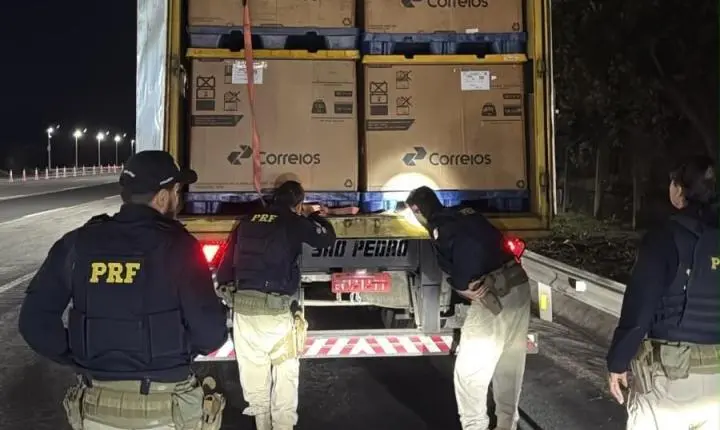 PRF intercepta caminhão dos Correios e encontra suspeito escondido dentro de caixa no compartimento de cargas