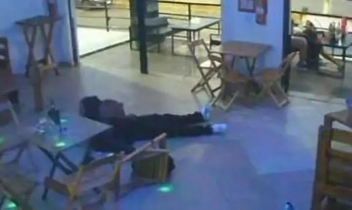 Veja momento que dono de bar é morto com tiro ao tentar acabar com tráfico no estabelecimento 