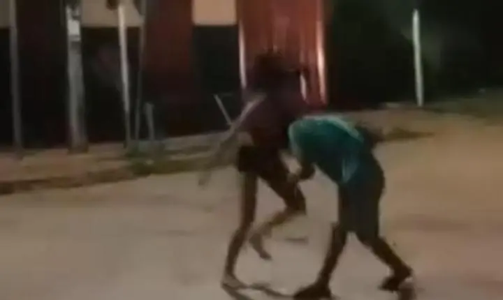 Vídeo mostra momento que travesti espanca homem durante madrugada em Valparaíso 