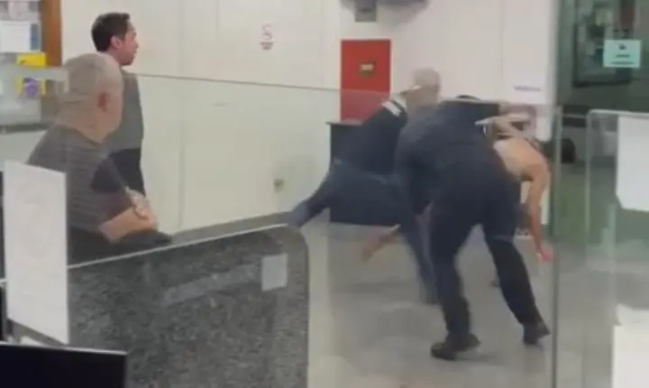  VÍDEO ; Mulher trans que dirigia carro sem CNH é levada para delegacia por Desacato, e quebra o pau com policiais 