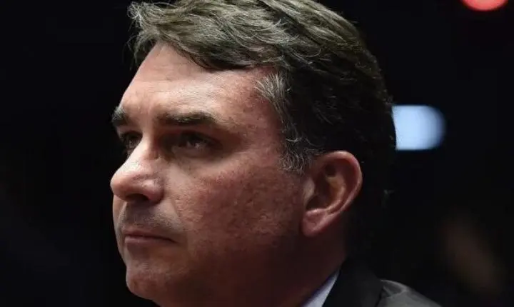 Envolto no caso Master, Flávio Bolsonaro critica PT após operação da PF contra líder do governo