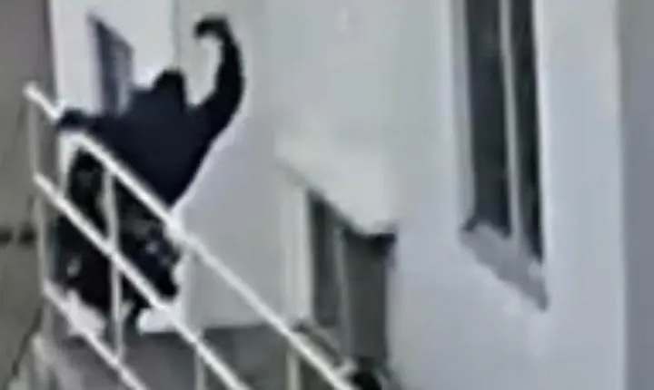 Adolescente é agredido com voadora por morador de condomínio em Valparaíso. Vídeo
