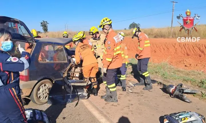 Colisão frontal entre dois veículos deixa feridos graves na DF-100
